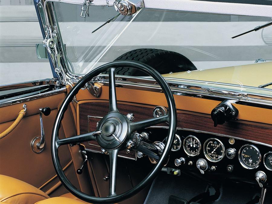 Панель приборов Maybach Zeppelin DS8 4-Door Cabriolet 1930 года  (фото 5 из 15)